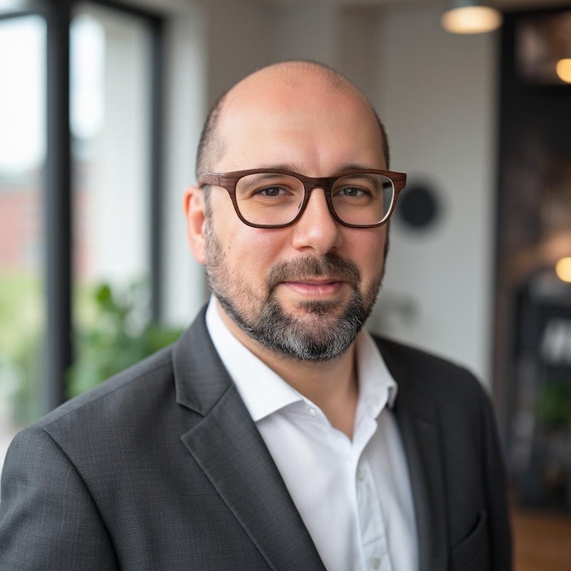 Foto von Pritu Detemple als kompetente Führungskraft im Anzug